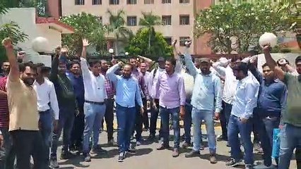 Video: वेतन विसंगति दूर करने के लिए कनिष्ठ अभियंताओं का धरना-प्रदर्शन
