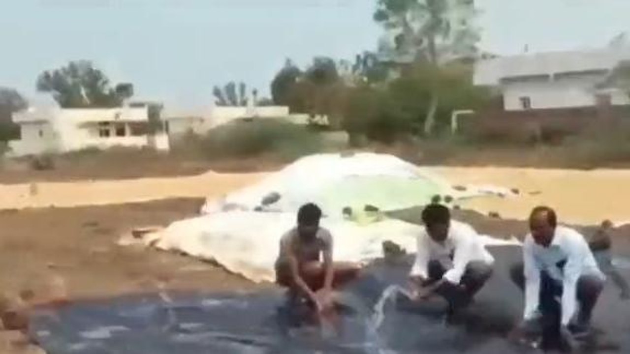 మంథని: ఎడతెరపి లేకుండా వర్షం.. తడిసి ముద్దయిన ధాన్యం..!
