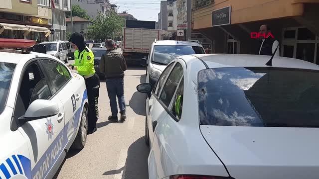 OTOBÜS DURAĞINDA BEKLERKEN KAMYONUN AÇILAN DORSE KAPAĞI BAŞINA ÇARPTI