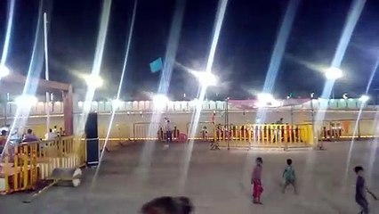 डे-नाइट क्रिकेट स्पर्धा में खिलाड़ी दिखा रहे जोश