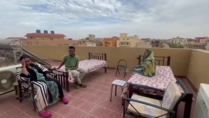 سودانية تروي تفاصيل مأساة أسرتها التي تتناول وجبة طعام واحدة في اليوم