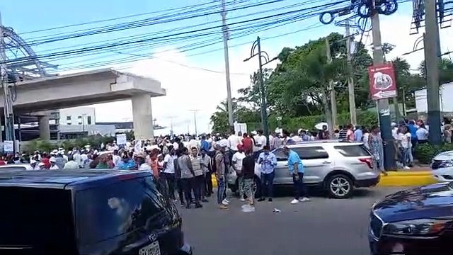 Multitud espera al presidente Abinader a las afueras del Teleférico en Los Acarrizos