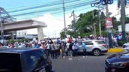 Multitud espera al presidente Abinader a las afueras del Teleférico en Los Acarrizos
