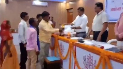 रोहतास: अंतर राष्ट्रीय श्रमिक दिवस पर डीडीसी ने मजदूरों को किया सम्मानित, देखें खबर