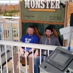 Il annonce qu'il y a un problème sur un manège à sensations juste avant le départ