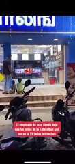 Empleado de centro comercial pone caricaturas en las TV para que los niños de la calle puedan ver