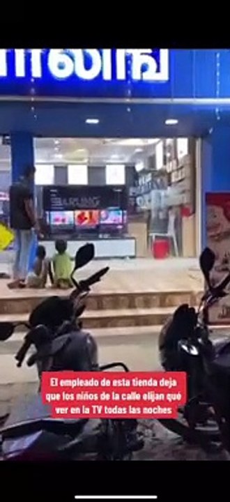 Empleado de centro comercial pone caricaturas en las TV para que los niños de la calle puedan ver