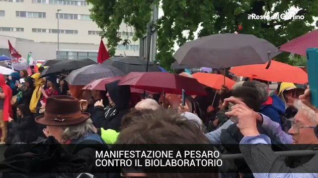 Pesaro, manifestazione contro il biolaboratorio: il corteo
