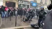 Paris. Manifestantes lançam cocktail molotov e deixam polícias em chamas