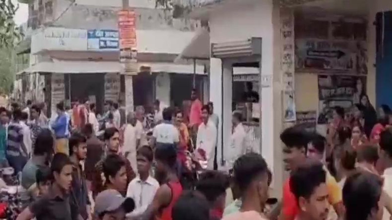 सिवान: दिन दहाड़े ज्वेलरी दुकान में अपराधियों ने लूटपाट का किया प्रयास, गोलीबारी में युवती घायल