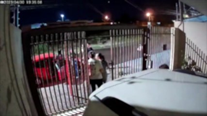 Câmera flagra condutor de Gol tentando atropelar pessoas na calçada