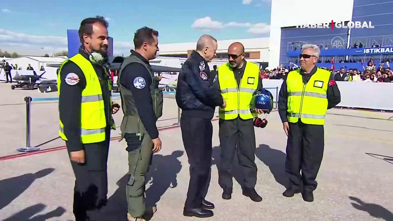 Cumhurbaşkanı Erdoğan, ismini "KAAN" olarak açıkladığı Türkiye'nin 5. Nesil savaş uçağının kokpitine böyle bindi
