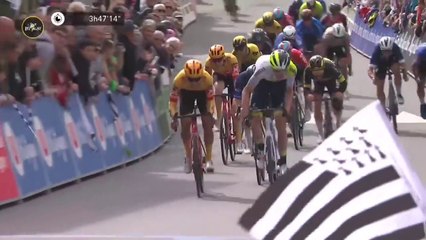 Video herunterladen: Tour de Bretagne 2023 - Roel Van Sintmaartensdijk (Circus-ReUz-Technord) remporte au sprint la 7e et dernier étape, Simon Pellaud  (TUDOR Pro Cycling Team) gagne le général !