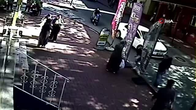 Yolun karşısına geçerken otomobil çarptı...Kaza anı kamerada