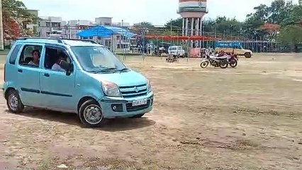 पुलिस युवतियों को दे रही ड्रायविंग का प्रशिक्षण