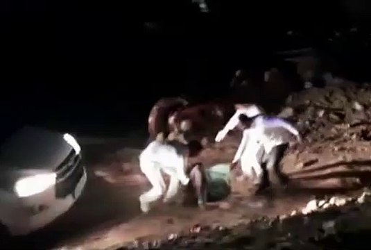 VIDEO: सुल्तानपुर में कीचड़ में फिसलकर गिरीं BJP सांसद मेनका गांधी, शहर के घासीगंज में पहुंची थी प्रचार करने