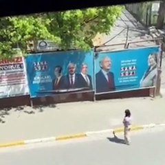 İzmir'de bir genç afiş provokasyonuna böyle karşılık verdi