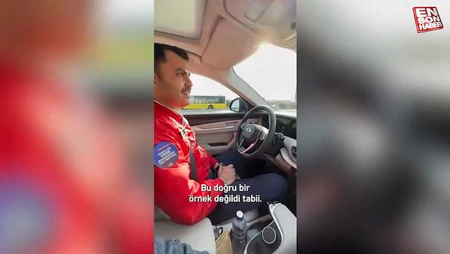 Murat Kurum Togg ile TEKNOFEST'e giderken yolda karşılaştığı gençlerle yarıştı