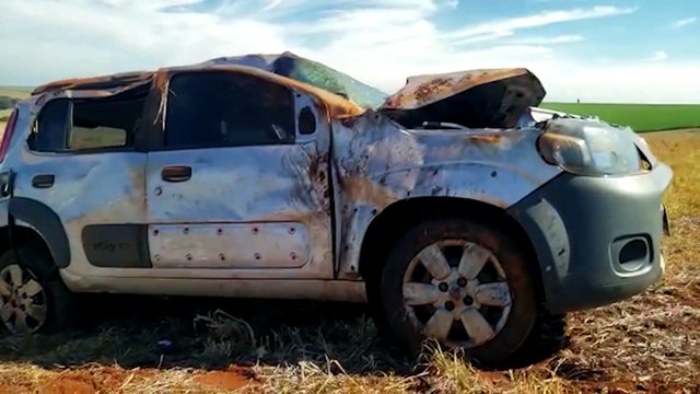 Fiat Uno fica destruído e condutora fica ferida após capotamento na BR-467