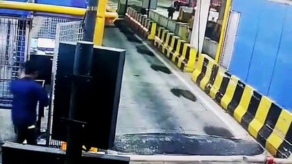 पदाधिकारी से की मारपीट तो, करणी सेना ने टोल प्लाजा में की तोडफ़ोड़