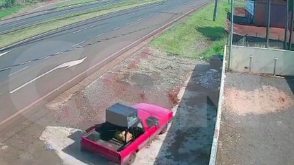 Câmera flagra capotamento na BR-277