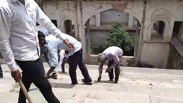 विद्यार्थियों ने की सफाई तो महंतजी की बावड़ी का निखरने लगा स्वरूप