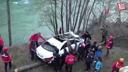 Tunceli'de Munzur Çayı'na düşen otomobil çıkartıldı: 3 genç ise bulunamadı