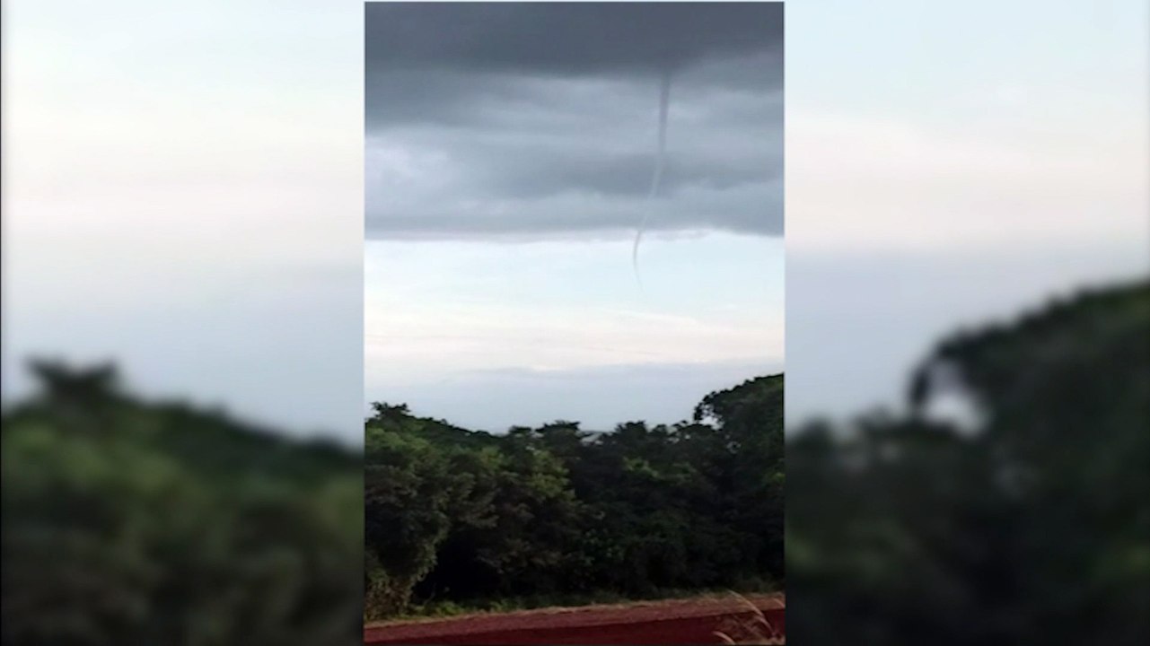 Formação cônica de nuvens no céu chama a atenção de cascavelenses