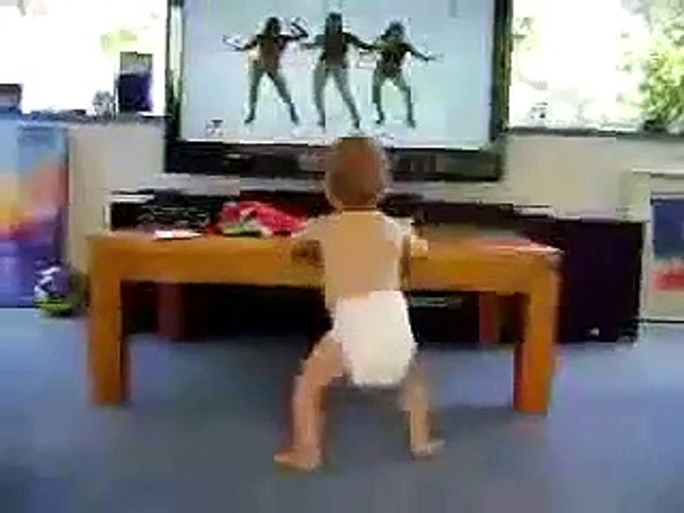 Bébé danse sur du Beyonce lol