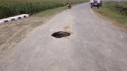 खगड़िया: प्रधानमंत्री सड़क में बना सुरंग हादसे को दे रहा आमंत्रण, विभाग बना लापरवाह