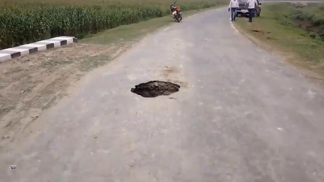 खगड़िया: प्रधानमंत्री सड़क में बना सुरंग हादसे को दे रहा आमंत्रण, विभाग बना लापरवाह