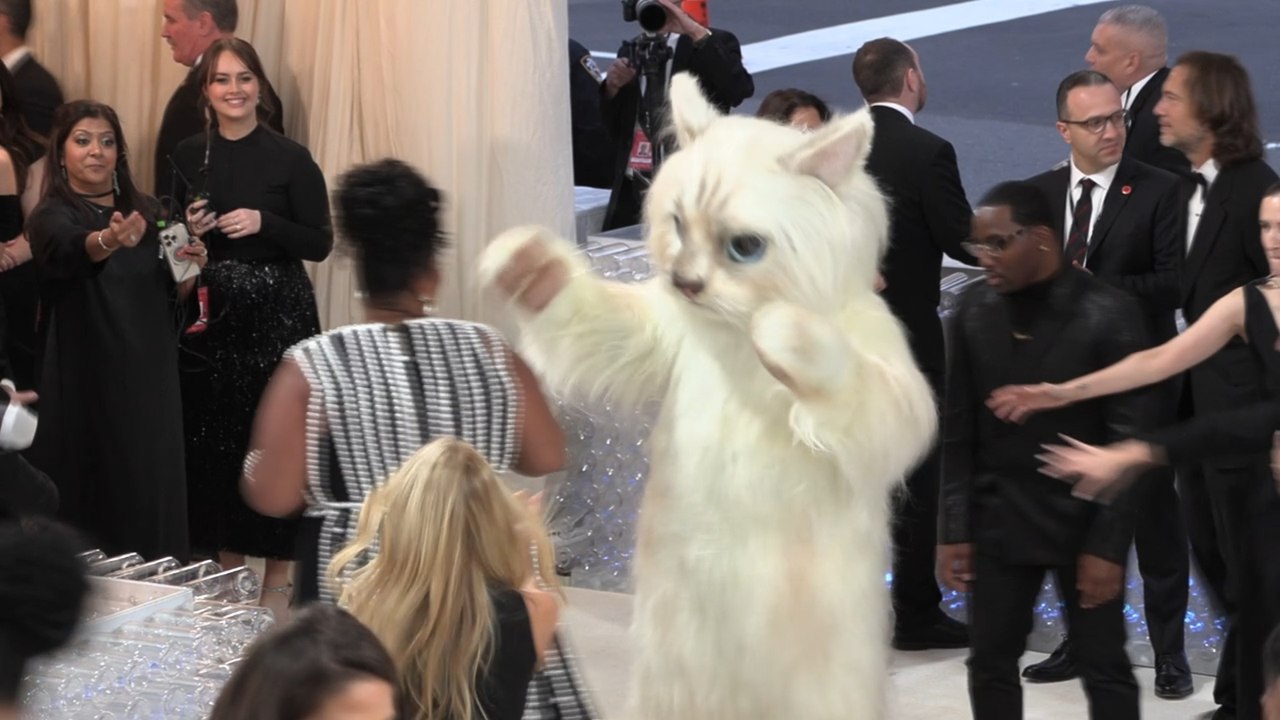Un gato gigante y un homenaje a las creaciones de Karl Lagerfeld se toman la Met Gala