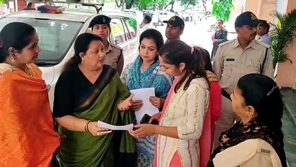 समलैंगिक विवाह का संतों ने जताया विरोध, राष्ट्रपति के नाम सौंपा ज्ञापन