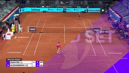 Swiatek pulls off late night win over Alexandrova