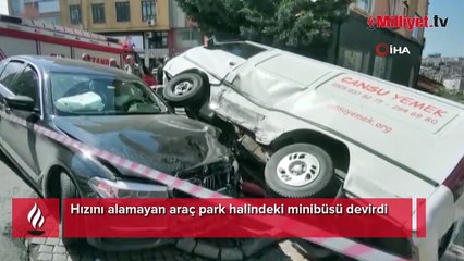 Hızını alamayan araç park halindeki minibüsü devirdi