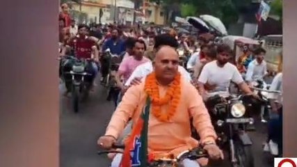 बीजेपी जिलाध्यक्ष ने ताक पर रखा कानून, प्रचार में बिन हेलमेट दौड़ाई बाइक