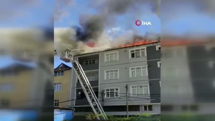 Sultanbeyli'de 4 katlı binanın çatısı alev alev yandı
