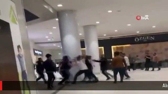 Alışveriş merkezinde meydan muharebesi gibi kavga kamerada