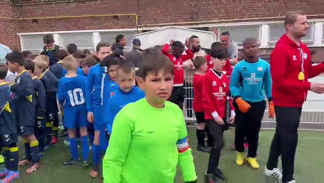 ENTREE DES U10 SINOIS SUR LE TERRAIN AU TOURNOI DE FIVES