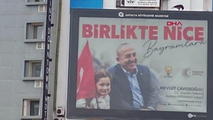 ANTALYA'DA ÇAVUŞOĞLU'NUN BAYRAKLI AFİŞLERİ KALDIRILDI