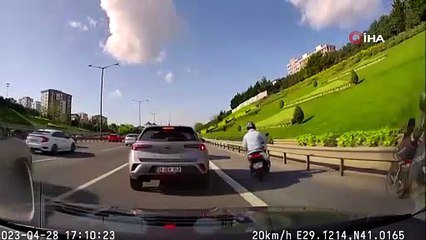 Hatalı sollama kazaya neden oldu! İşte o anlar...