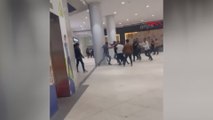 Alışveriş merkezinde iki grubun kavgası kamerada