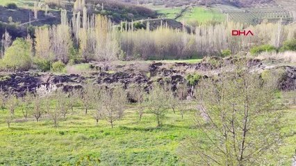 DEPREM SONRASI DÖNDÜĞÜ EVİNİN YIKILDIĞINI BAHÇESİNDE YARIK OLUŞTUĞUNU GÖRDÜ