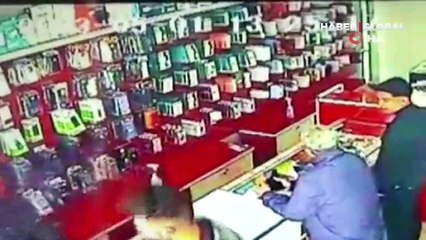 Neye uğradığına şaşırdı! Telefon bataryasının patlama anı kameraya yansıdı