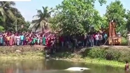 হুগলি: ভয়াবহ পুকুরে পড়ল আস্ত গাড়ি