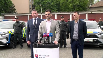 TK za účasti ministra vnútra R. Mikulca - odovzdávanie áut policajtom