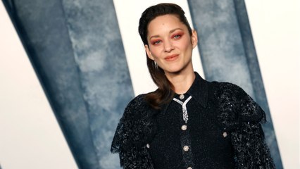 VOICI - Marion Cotillard "massacrée" au Met Gala 2023 : les internautes choqués par le look de l'actrice