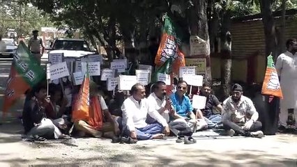 मजदूरी भुगतान में देरी, मजदूरों ने फिर घेरा वनमंडल दफ्तर