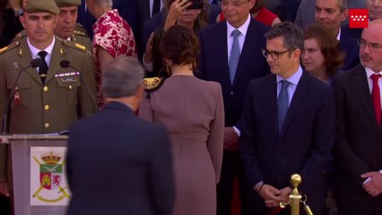 Ayuso impide al ministro Bolaños subir a la tribuna del desfile del Dos de Mayo