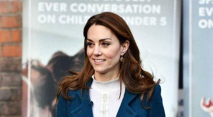 فيديو طفل يخطف حقيبة الأميرة كيت مديلتون ويرفض إعطائها لها